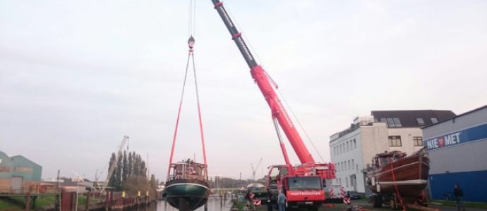 Verladen und Transport von Booten mit Hüffermann Krandienst