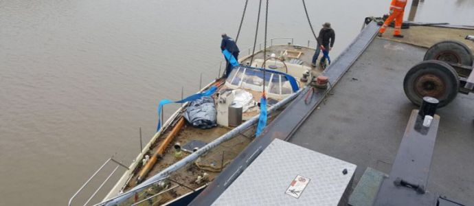 Herausheben einer Segelyacht in Wischhafen mit dem Hüffermann LTM 1095 Mobilkran